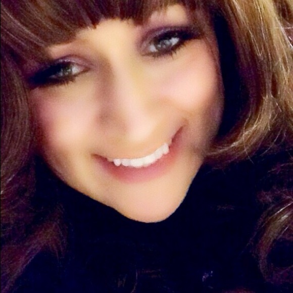 Meet your Posher, Julissa - Picture 1 of 1