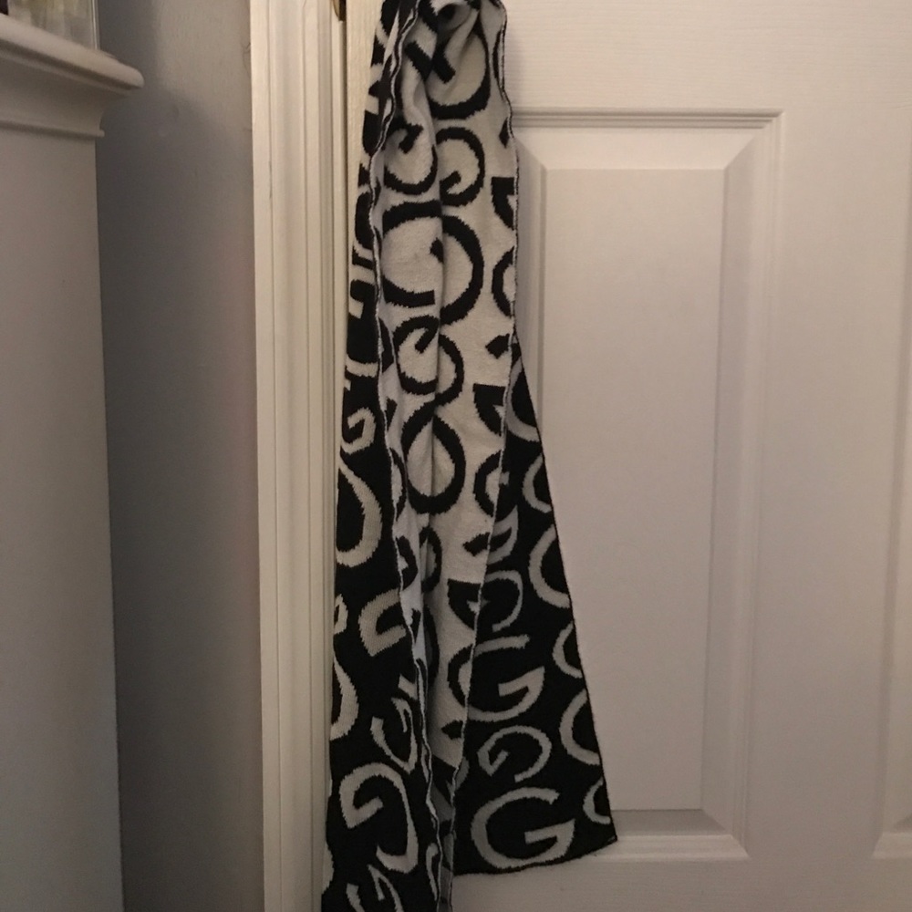 Guess Scarf