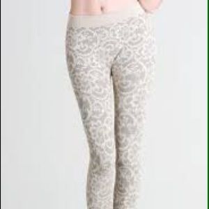 Cream and Black O/S Nikibiki leggings