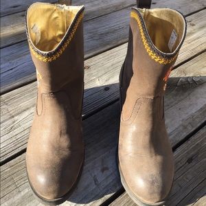 BOOTS (SLIGHTLY ABOVE THE ANKLE)