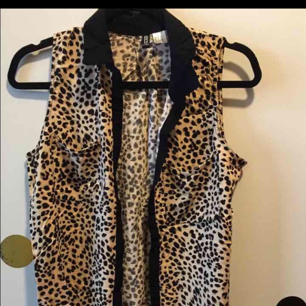 Long sleeveless animal print tank