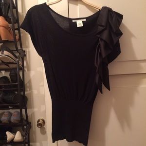 Black blouse w/ ELEGANT ruffle detail.