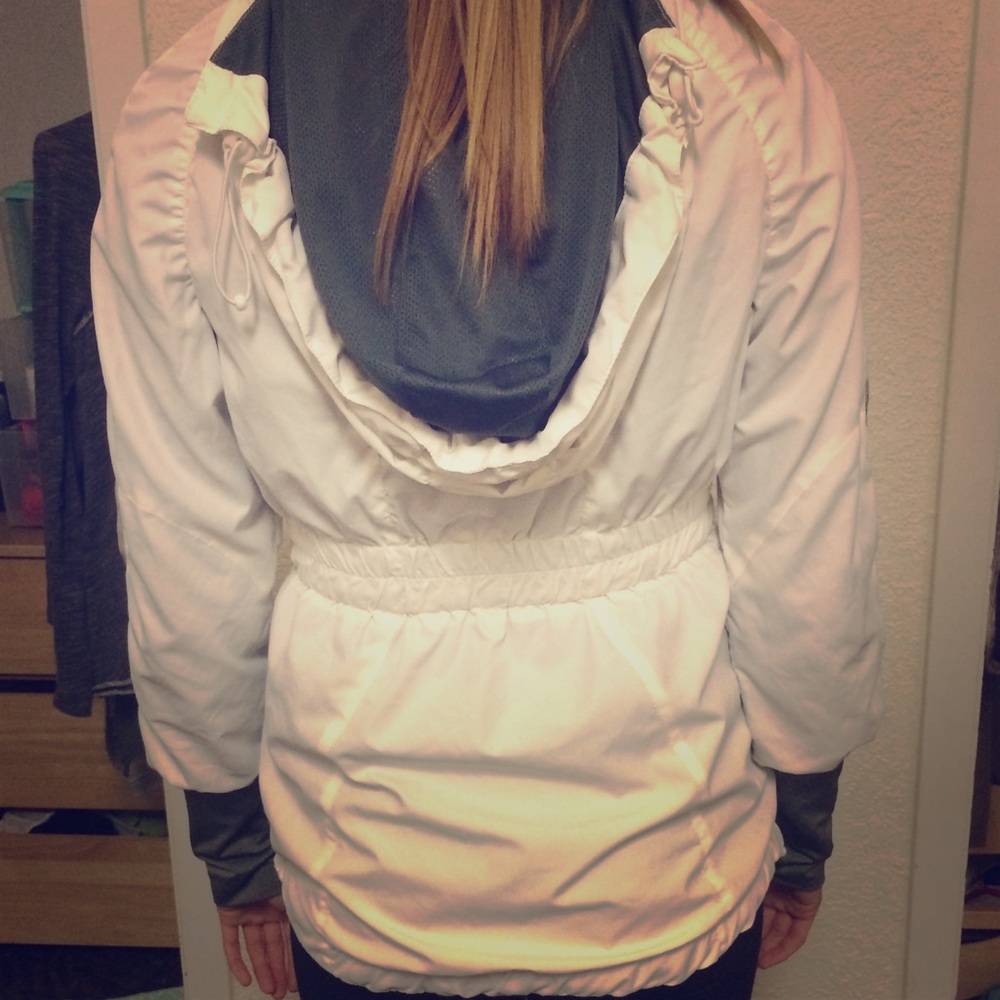 PRICE DROP❗️White jacket in great condition!!