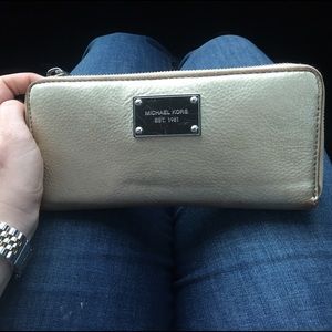 Michael Kors Metallic Clutch Wallet Silver details