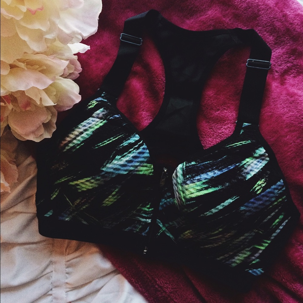 VS Knockout Front Close Sports Bra