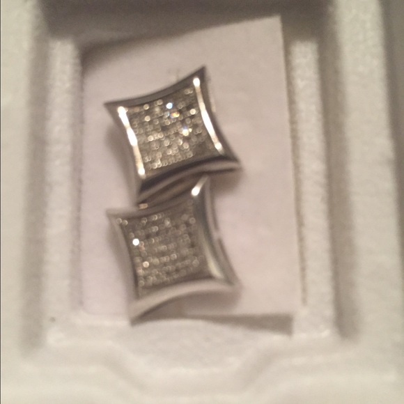 Earrings - Picture 1 of 3