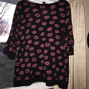 V neck burgundy lips t shirt
