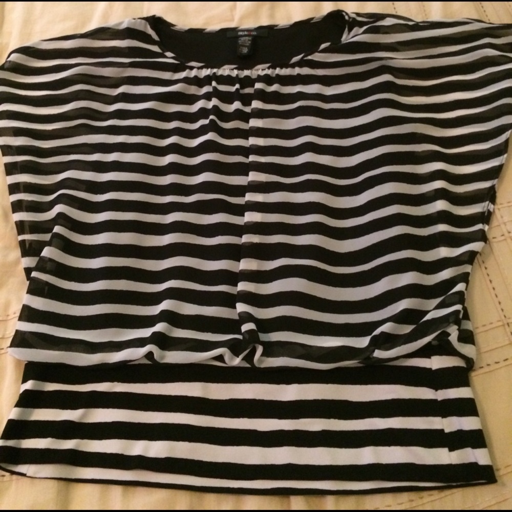 Style & Co Short Sleeve Banded hem top MED NWOT