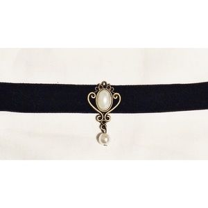Pearl Velvet Choker