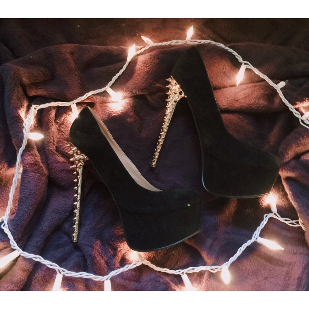 Black Pumps
