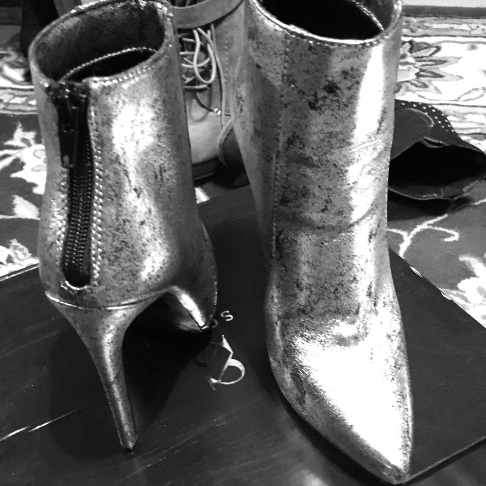 SILVER platform ankle boots w/ back zipper GORGE❄️