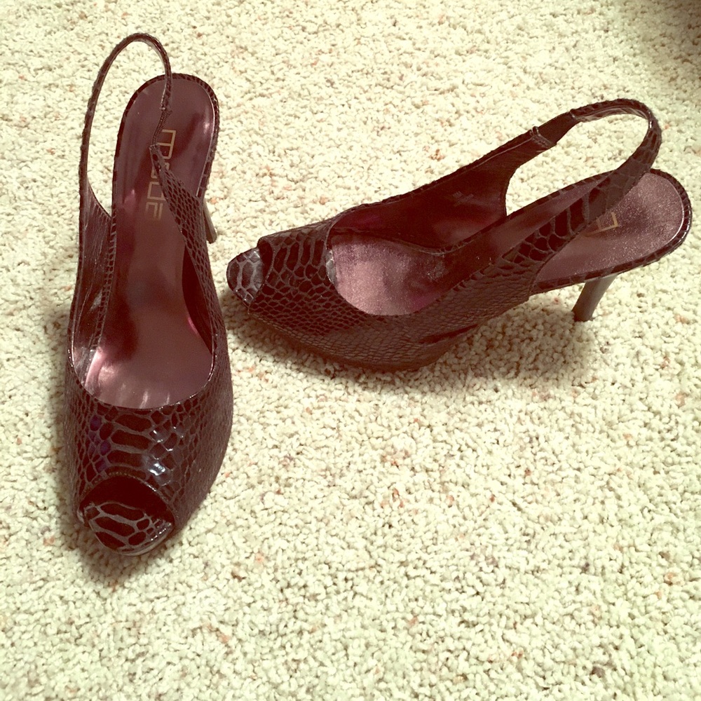 Moda black snake skin leather pumps.  Size 10.