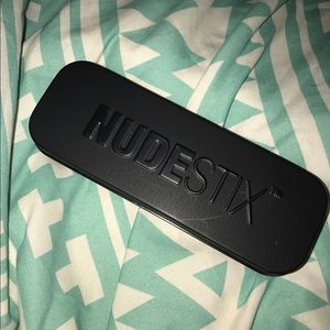 NUDE STIX EYESHADOW.