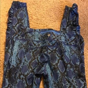 Lululemon size 6 speed tight with side pockets