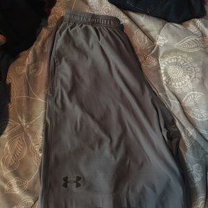 Men's grey Under Armor shorts (MD)