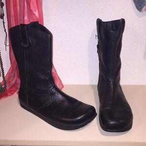 Earth mid-length black boots