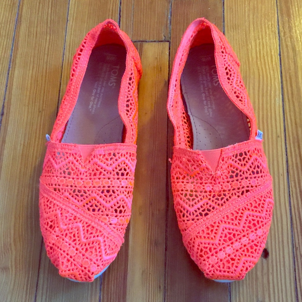 EUC Crochet/Lace Neon Orange/Coral Toms Size 8