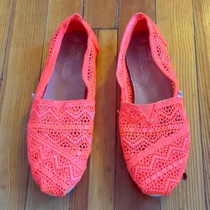 EUC Crochet/Lace Neon Orange/Coral Toms Size 8