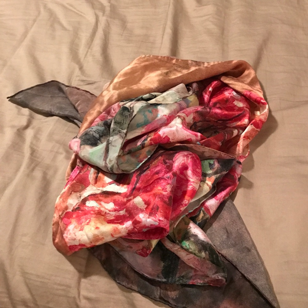 Beautiful scarf ! - Picture 2 of 3