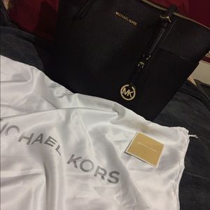 JET SET TOP-ZIP SAFFIANO LEATHER TOTE