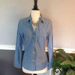 🐞GAP Chambray Button Down Shirt