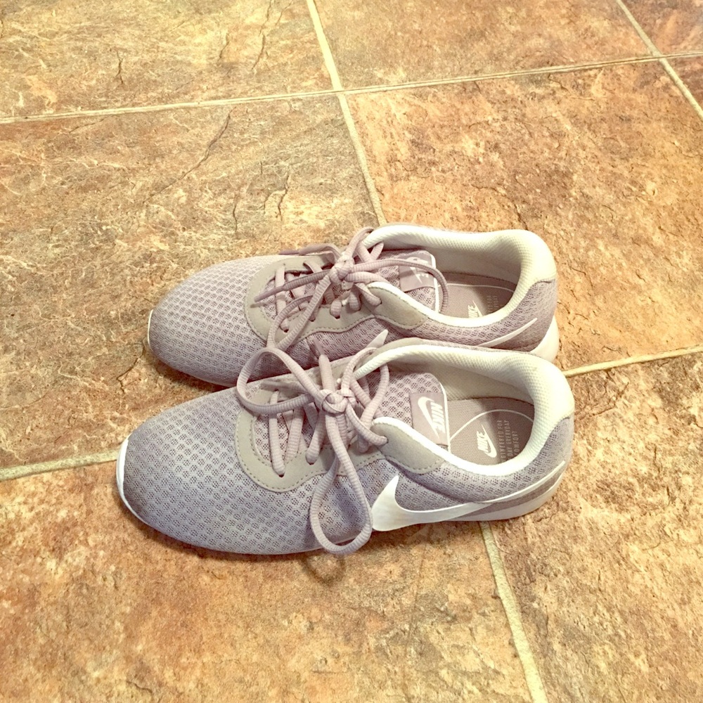 Nike tanjun sneakers.