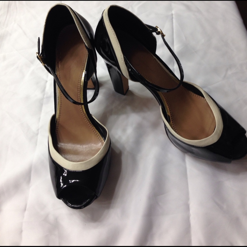 Jessica Simpson black and white heels👠👠👠
