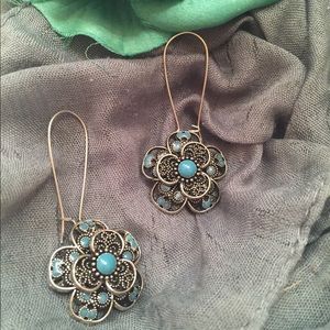 Flower dazzle earrings by Ana