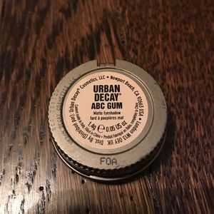 Urban Decay - ABC Gum eyeshadow