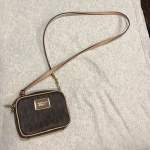 Michael Kors Jet Set Small monogram crossbody bag!