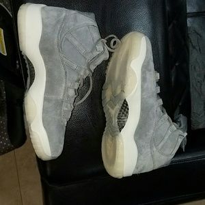 1 pair of jordan 10 retro gray shade shoes.