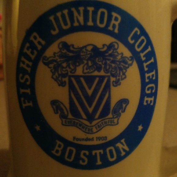 Meet your Posher, Beth. We are smoke and pet free. - Picture 2 of 8