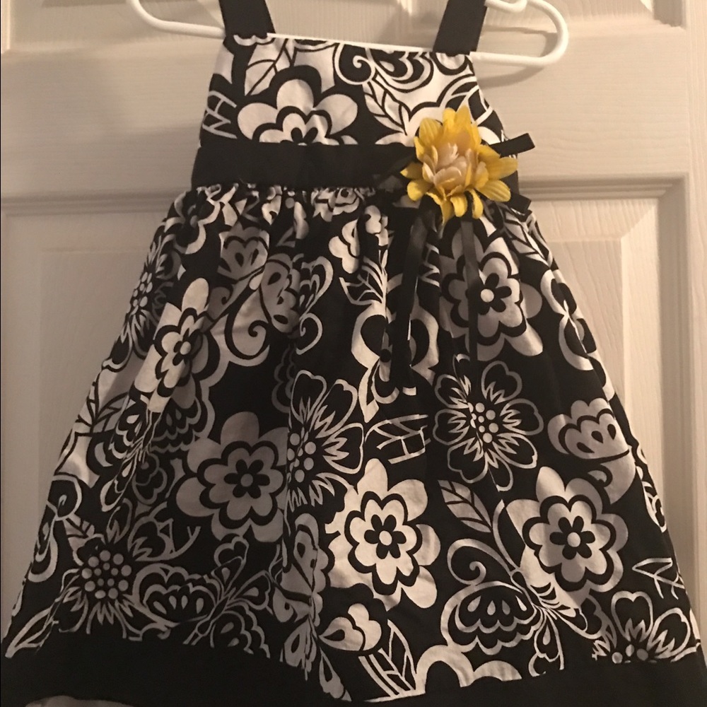 Black and white dress with a sunflower