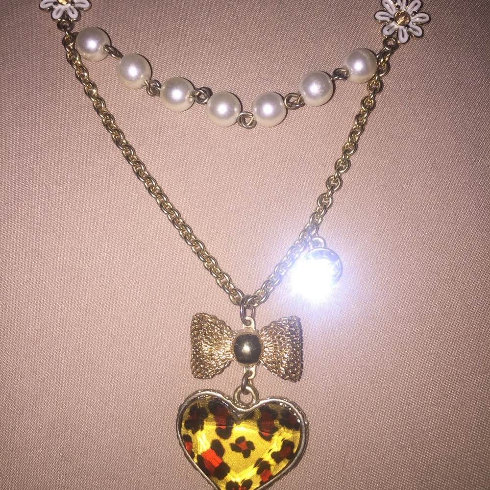 Gold Cheetah heart with pearl and blower accent.