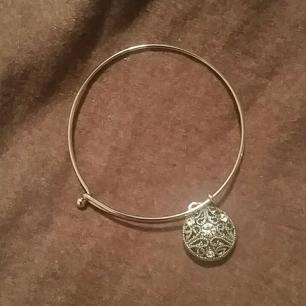 💕 Jeweled charm silver bracelet