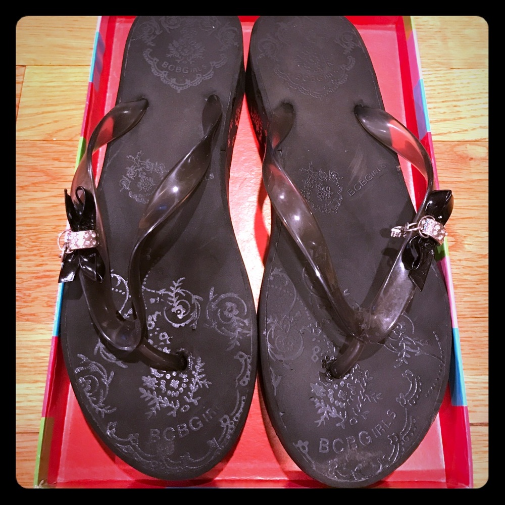 BCBG WEDGE FLIP FLOP