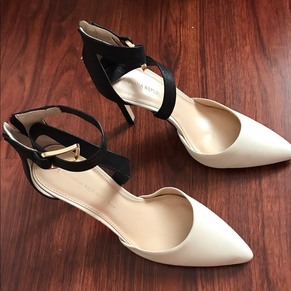 Banana Republic Jovana black and white pumps