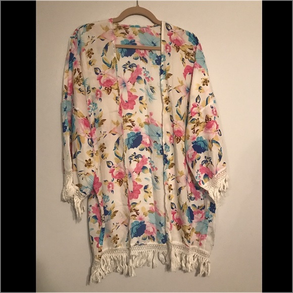 ✨SOLD✨ Gorgeous floral kimono cardigan, M/L - Picture 2 of 3