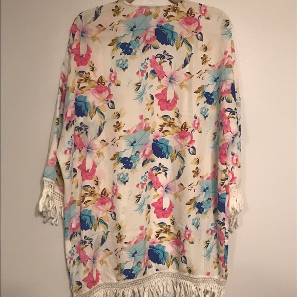 ✨SOLD✨ Gorgeous floral kimono cardigan, M/L - Picture 3 of 3