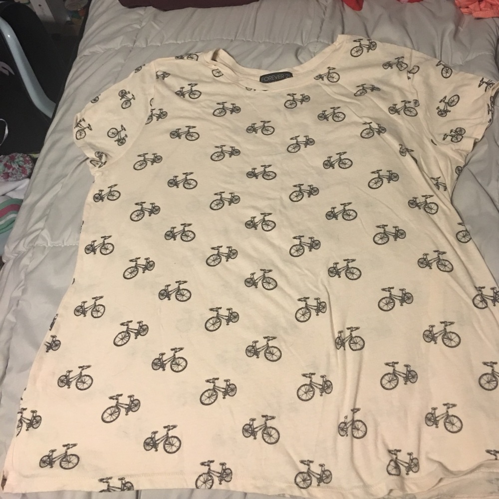 Cute plus size forever 21 T-shirt.