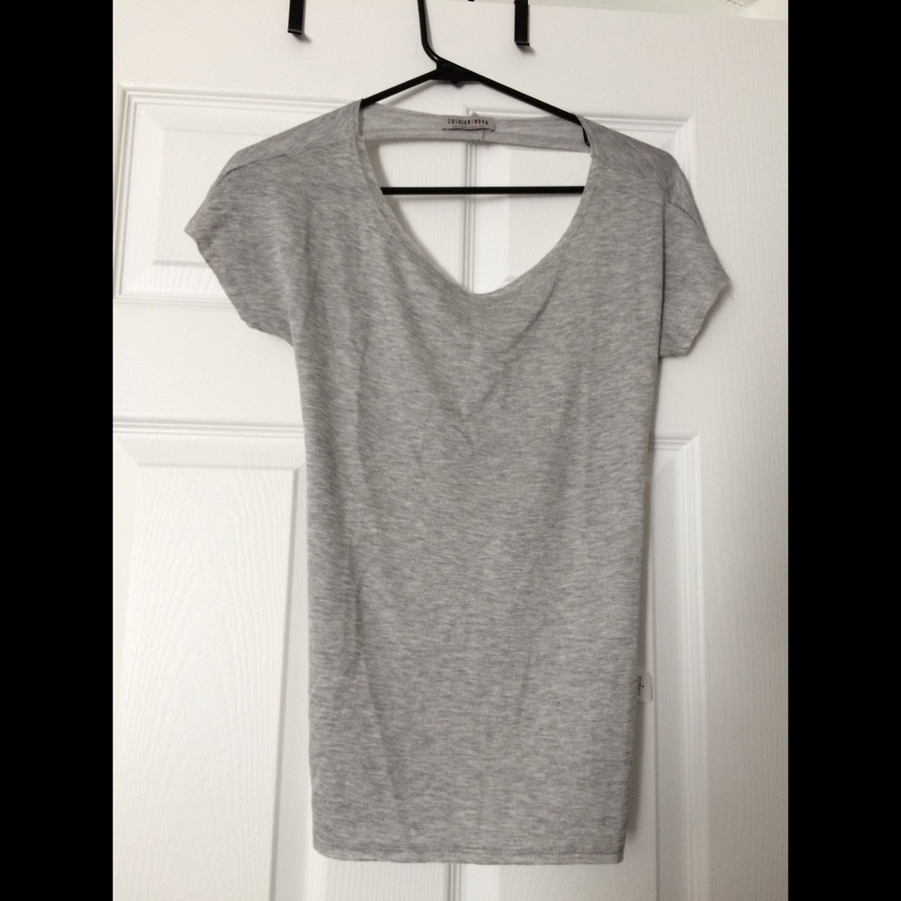 Grey backless T shirt.