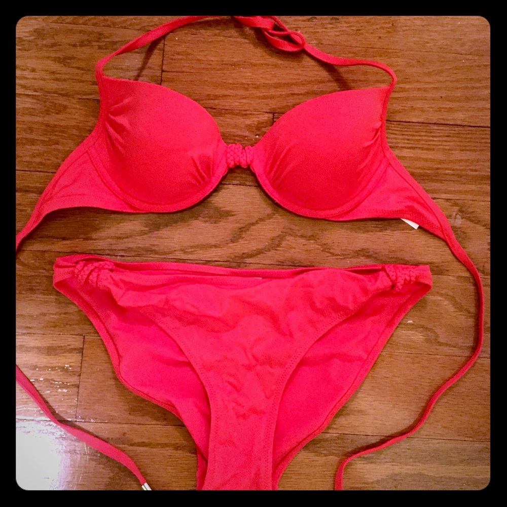 Bikini Top is 34B and Bottom is size 6