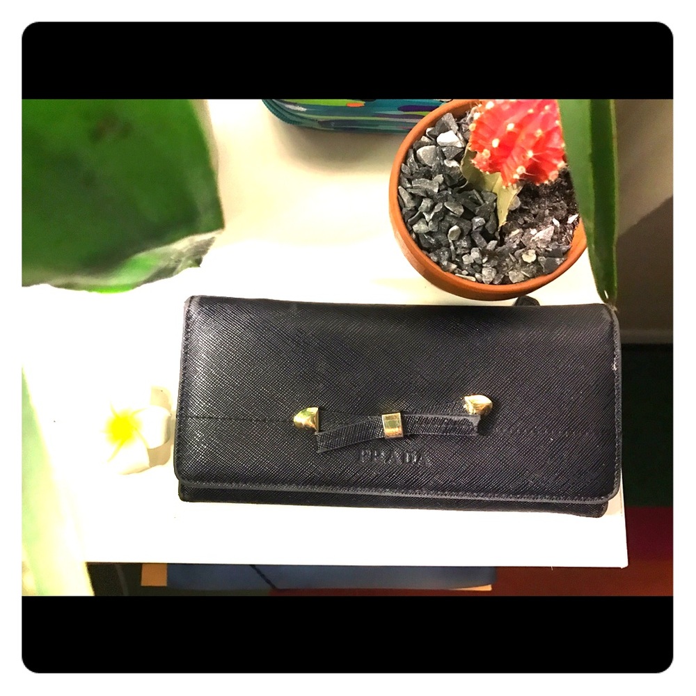 Prada wallet in saffiano leather with adorable bow