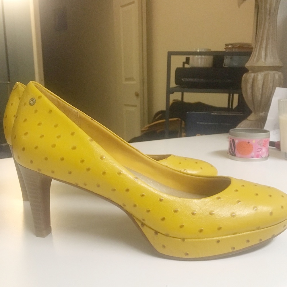 ROCKPORT | NWOT Yellow Ostrich Print Leather Heels