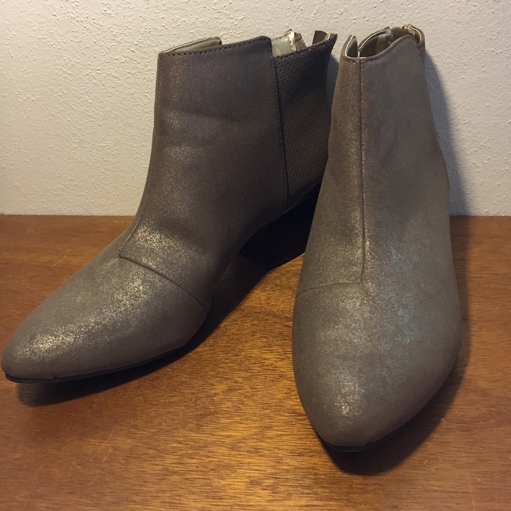 JLO REBA GOLD BOOTIES SZ 8 NWT