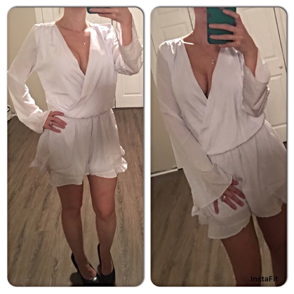 White long sleeve v-neck ruffle romper - Picture 2 of 4