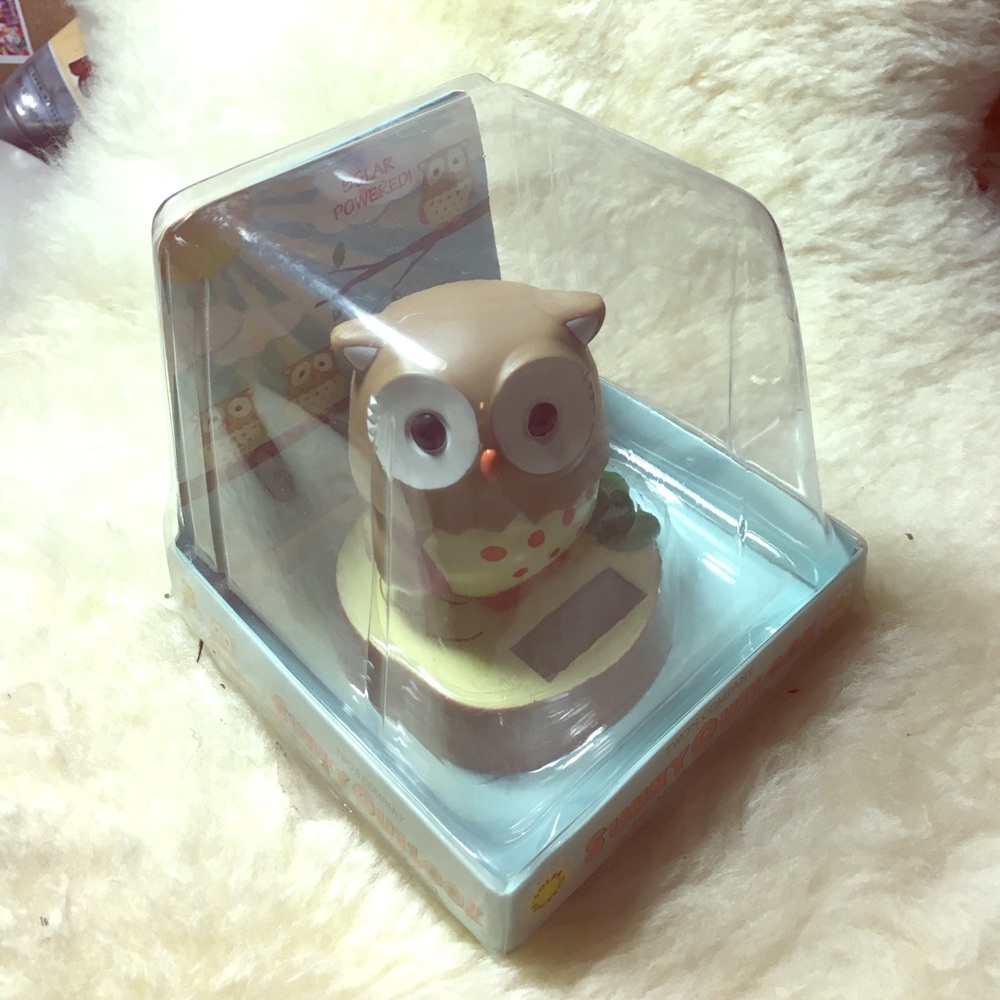 Solar - powered head spinning owl