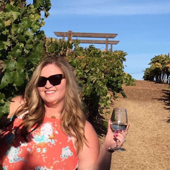 Meet your Posher, Tara 🍾🥂✨ - Picture 4 of 7