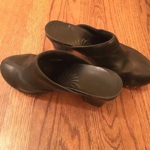 Black Dansko Rae clogs
