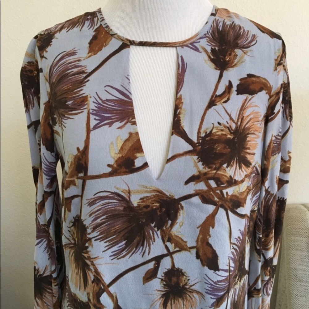 Kimchi Blue Bell Sleeve Keyhole Shift Mini Dress - Picture 5 of 7